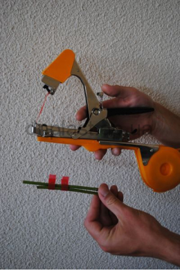 Степлер для підв'язки винограду та овочів Titan 2